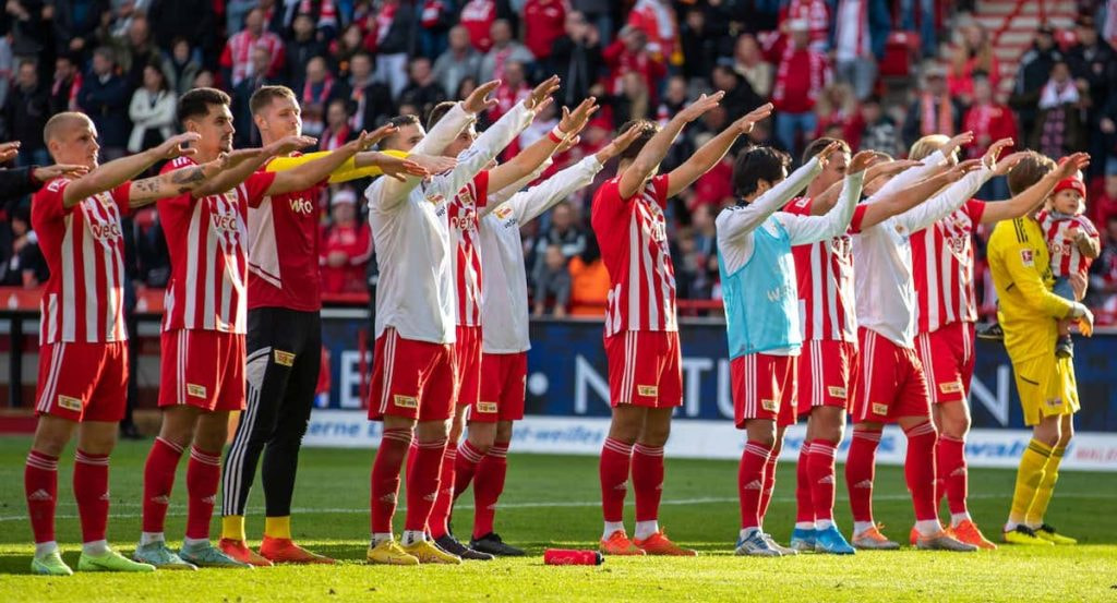 El Unión Berlín celebra con su afición un triunfo esta temporada.