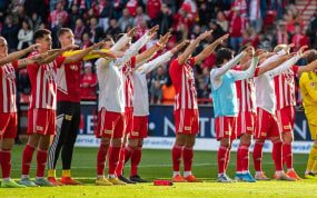 El Unión Berlín celebra con su afición un triunfo esta temporada.