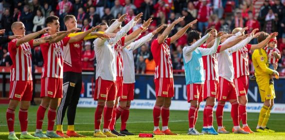 El Unión Berlín celebra con su afición un triunfo esta temporada.