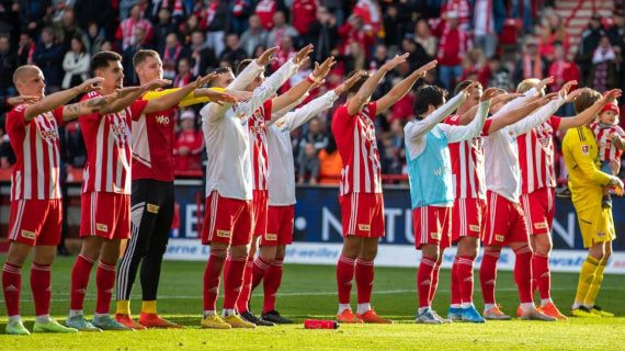 El Unión Berlín celebra con su afición un triunfo esta temporada.