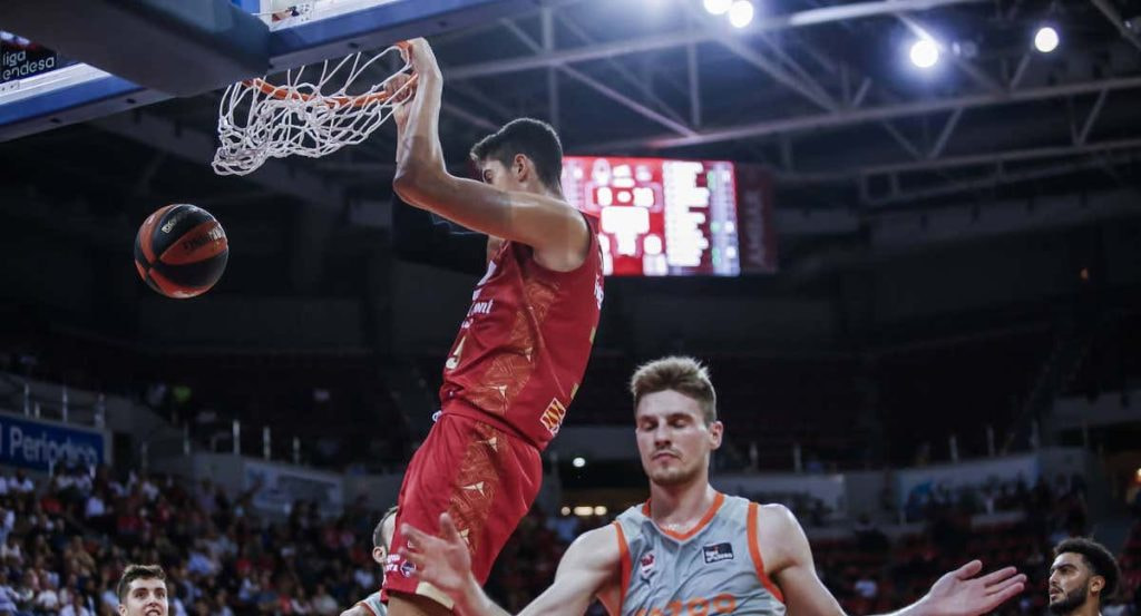 Aday Mara machaca el aro del Baskonia en su primera canasta en la Liga Endesa.