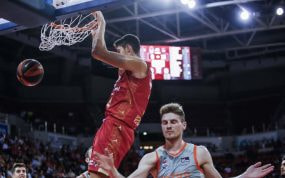 Aday Mara machaca el aro del Baskonia en su primera canasta en la Liga Endesa.