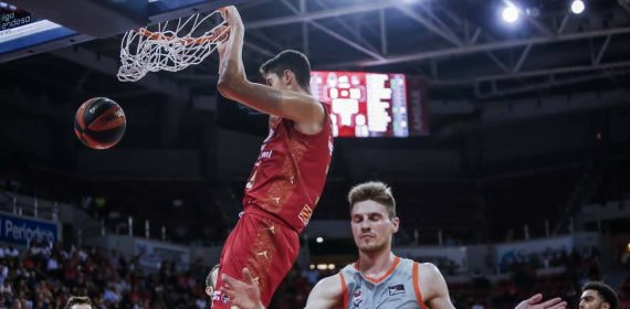 Aday Mara machaca el aro del Baskonia en su primera canasta en la Liga Endesa.