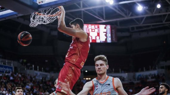 Aday Mara machaca el aro del Baskonia en su primera canasta en la Liga Endesa.
