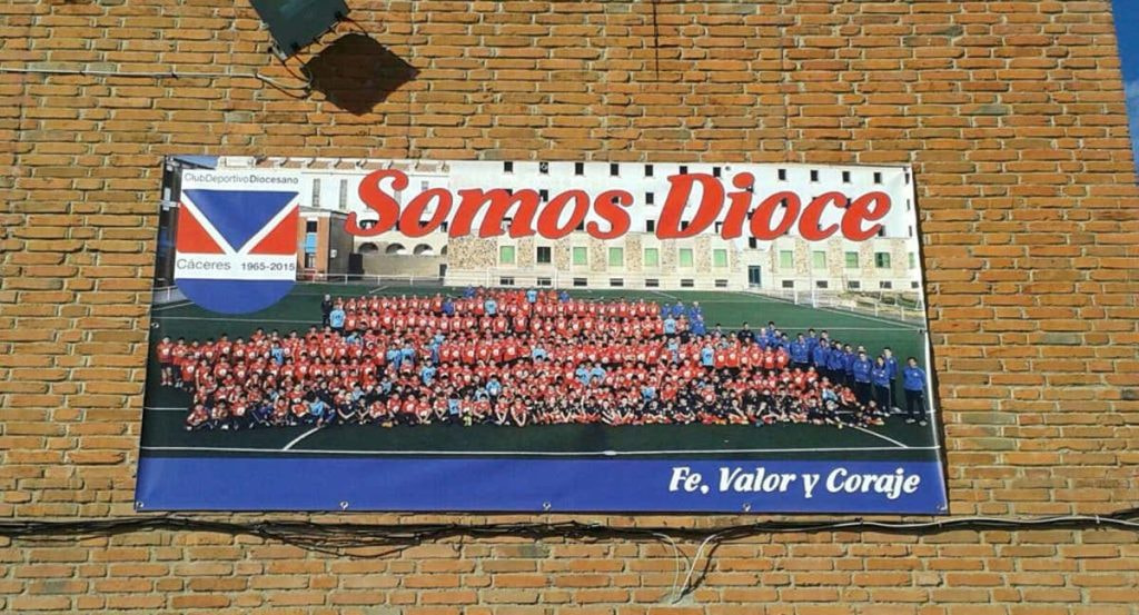 Una pancarta del Diocesano, expuesta en el colegio.