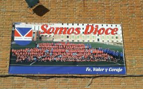 Una pancarta del Diocesano, expuesta en el colegio.