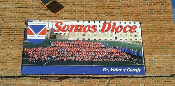 Una pancarta del Diocesano, expuesta en el colegio.