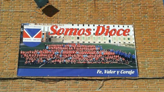 Una pancarta del Diocesano, expuesta en el colegio.