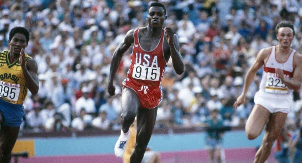 Carl Lewis durante los 200 metros en los Juegos de Los Ángeles.