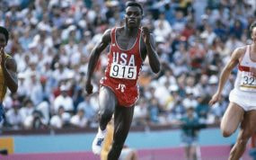 Carl Lewis durante los 200 metros en los Juegos de Los Ángeles.