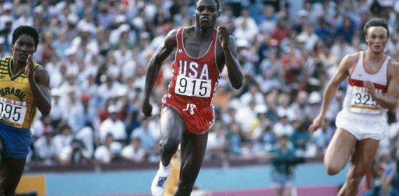 Carl Lewis durante los 200 metros en los Juegos de Los Ángeles.