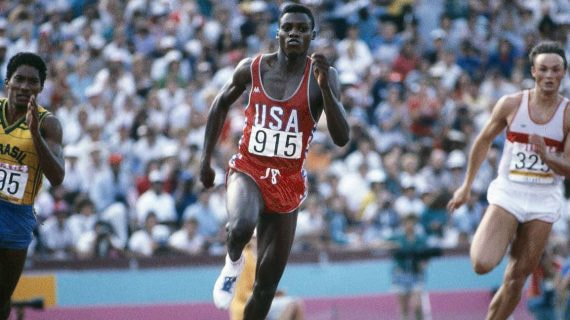 Carl Lewis durante los 200 metros en los Juegos de Los Ángeles.