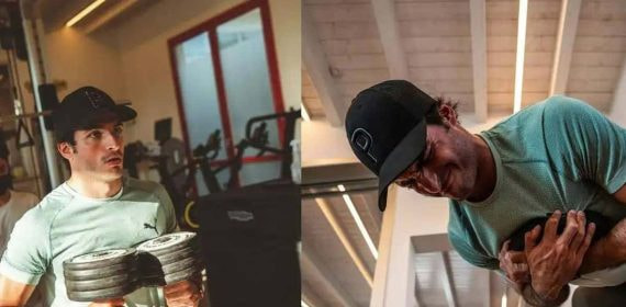 Carlos Sainz se ejercita con las pesas en el gimnasio.