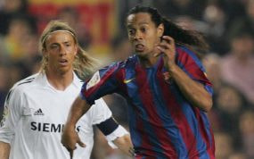 Guti, junto a Ronaldinho en un Clásico de 2006.