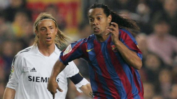 Guti, junto a Ronaldinho en un Clásico de 2006.
