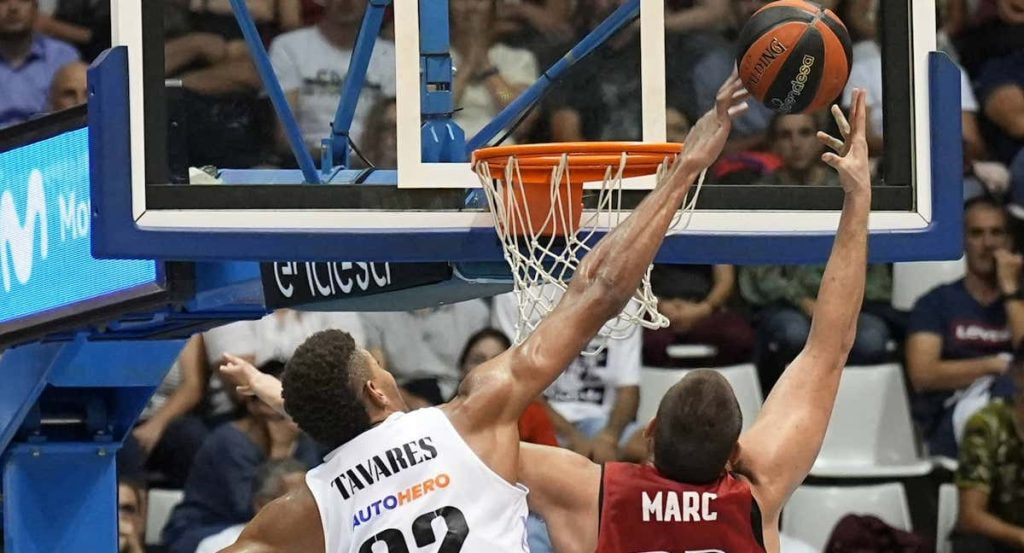 Duelo entre Tavares y Marc Gasol en el Bàsquet Girona - Real Madrid que inauguró la temporada 2022-23 de Liga Endesa.