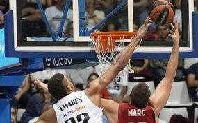Duelo entre Tavares y Marc Gasol en el Bàsquet Girona - Real Madrid que inauguró la temporada 2022-23 de Liga Endesa.