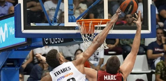 Duelo entre Tavares y Marc Gasol en el Bàsquet Girona - Real Madrid que inauguró la temporada 2022-23 de Liga Endesa.