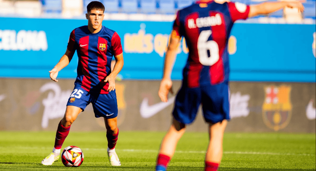Pau Cubarsí durante un partido del Barça Atlètic.