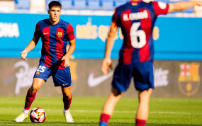 Pau Cubarsí durante un partido del Barça Atlètic.