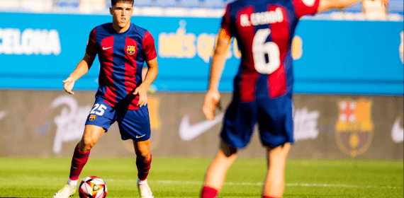 Pau Cubarsí durante un partido del Barça Atlètic.