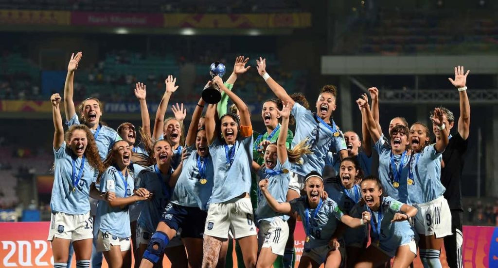 La Selección española alzando el trofeo de campeonas del mundo Sub-17 2022.