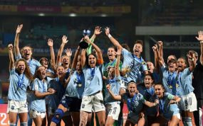 La Selección española alzando el trofeo de campeonas del mundo Sub-17 2022.