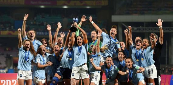 La Selección española alzando el trofeo de campeonas del mundo Sub-17 2022.