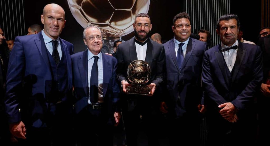 Florentino y Benzema posan con el Balón de Oro.