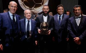 Florentino y Benzema posan con el Balón de Oro.