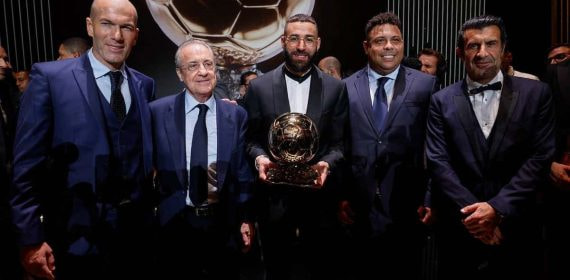 Florentino y Benzema posan con el Balón de Oro.