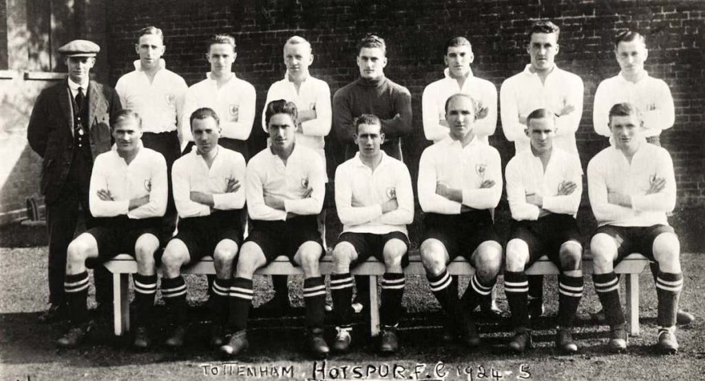 Harry Lowe, último por la derecha en la fila superior, en una foto de equipo del Tottenham en la temporada 1924/25.