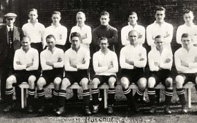 Harry Lowe, último por la derecha en la fila superior, en una foto de equipo del Tottenham en la temporada 1924/25.