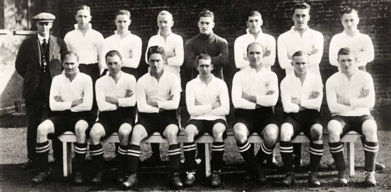 Harry Lowe, último por la derecha en la fila superior, en una foto de equipo del Tottenham en la temporada 1924/25.