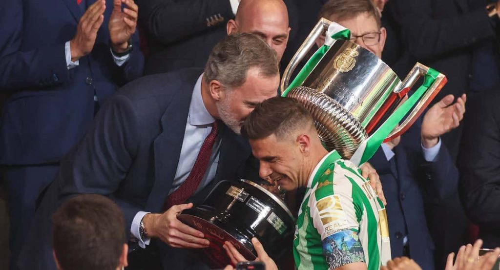 Joaquín recoge la Copa del Rey.