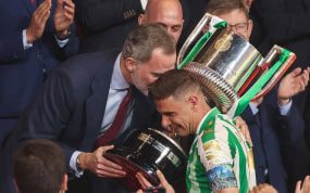 Joaquín recoge la Copa del Rey.