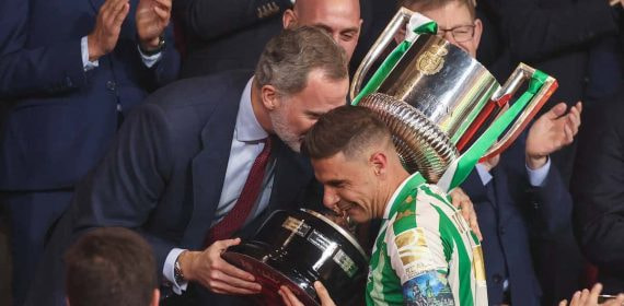 Joaquín recoge la Copa del Rey.