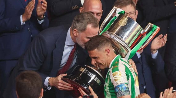 Joaquín recoge la Copa del Rey.