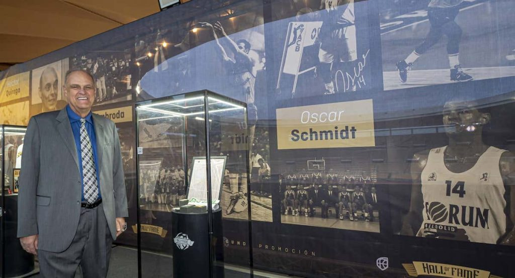 Oscar Schmidt Becerra posa junto a su sitio en el Hall of Fame.