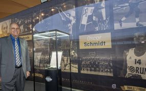Oscar Schmidt Becerra posa junto a su sitio en el Hall of Fame.