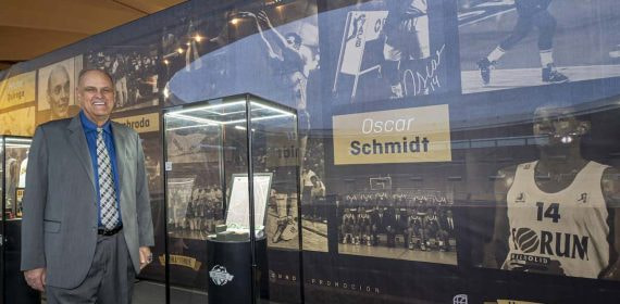 Oscar Schmidt Becerra posa junto a su sitio en el Hall of Fame.