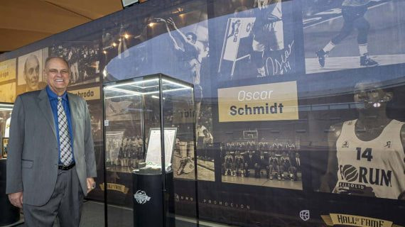 Oscar Schmidt Becerra posa junto a su sitio en el Hall of Fame.