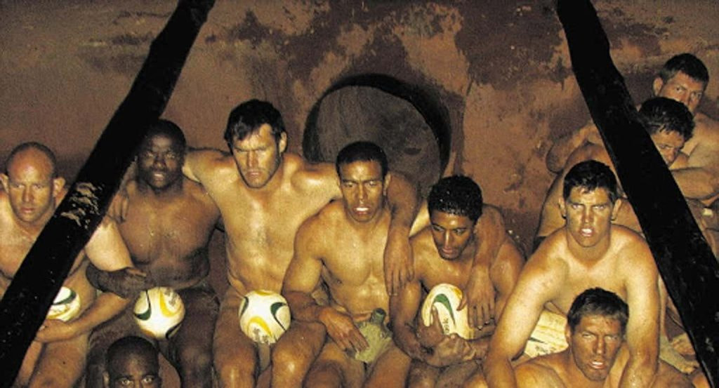 Jugadores desnudos en una trinchera humillados en el Kamp Staaldraad