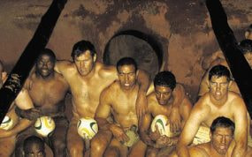 Jugadores desnudos en una trinchera humillados en el Kamp Staaldraad