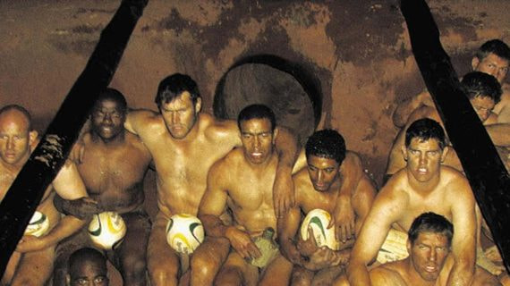 Jugadores desnudos en una trinchera humillados en el Kamp Staaldraad