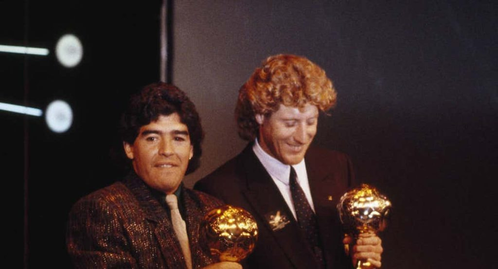 Maradona posa con el Balón de Oro.