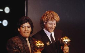 Maradona posa con el Balón de Oro.