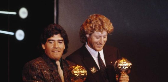Maradona posa con el Balón de Oro.