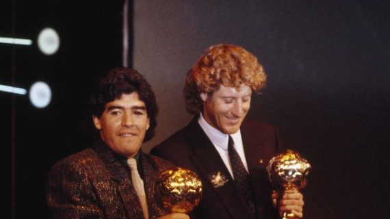 Maradona posa con el Balón de Oro.