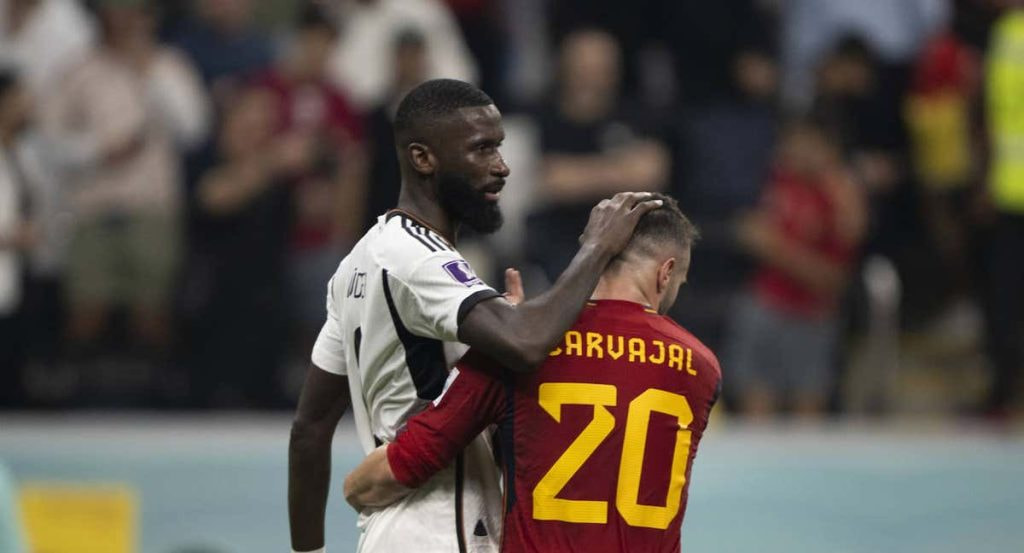 Rüdiger saluda a Carvajal durante el partido entre España y Alemania.